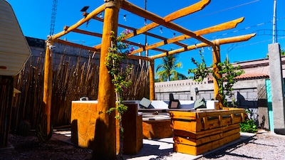 [Imagen de un platillo gourmet servido al aire libre]